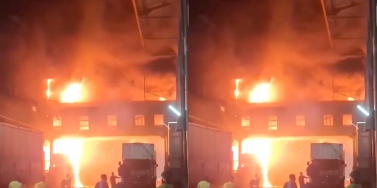 Kebakaran Gudang PT Dua Kelinci Pati Hanguskan Dua Bangunan