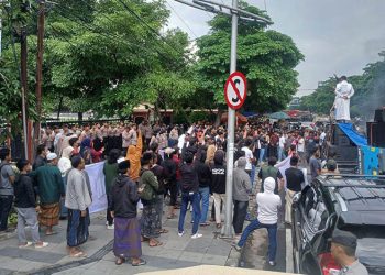 Tuntut Keadilan bagi Santriwati, Ratusan Warga Kepung Polda Jatim Desak Penangkapan Oknum Lora di Bangkalan