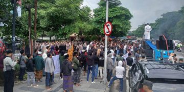 Tuntut Keadilan bagi Santriwati, Ratusan Warga Kepung Polda Jatim Desak Penangkapan Oknum Lora di Bangkalan