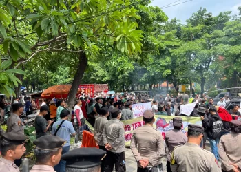 Soroti Santriwati Korban Pencabulan yang Hilang, Ratusan Massa Asal Bangkalan Geruduk Polda Jatim