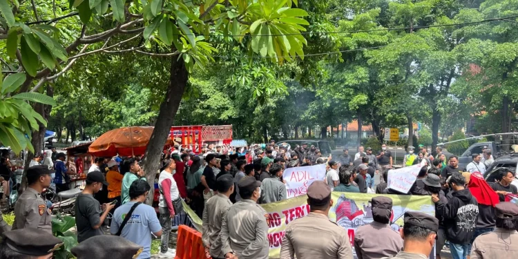 Soroti Santriwati Korban Pencabulan yang Hilang, Ratusan Massa Asal Bangkalan Geruduk Polda Jatim